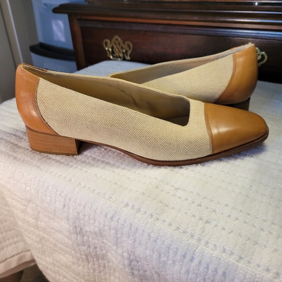 TALBOTS CLASSIC LIGHT BROWN LEATHER LOAFER SHOE - Picture 2 of 14